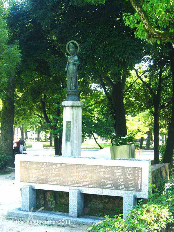 Figur der Göttin Kannon des Friedens in Hiroshima