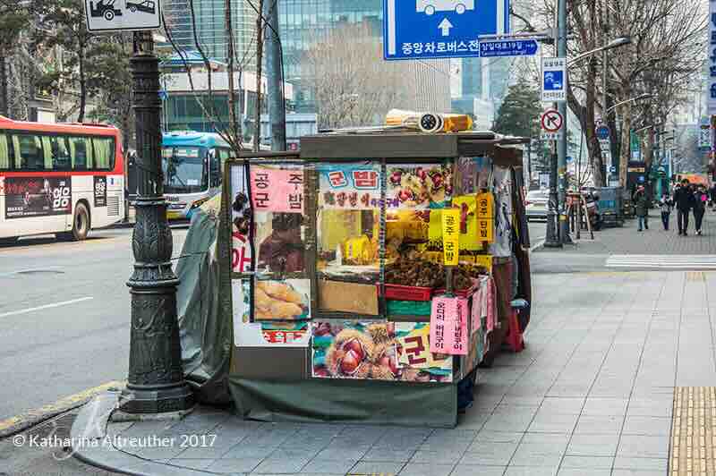 Straßenstand mit Maronen in Seoul