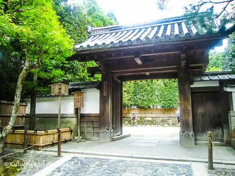 Das Eingangstor des Ginkaku-ji