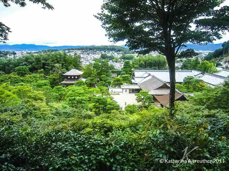 Blick über die Tempelanlage des Ginkaku-ji