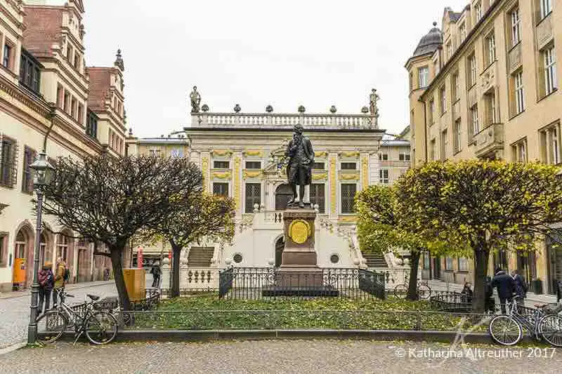 Das Goethedenkmal vor der Alten Börse in Leipzig