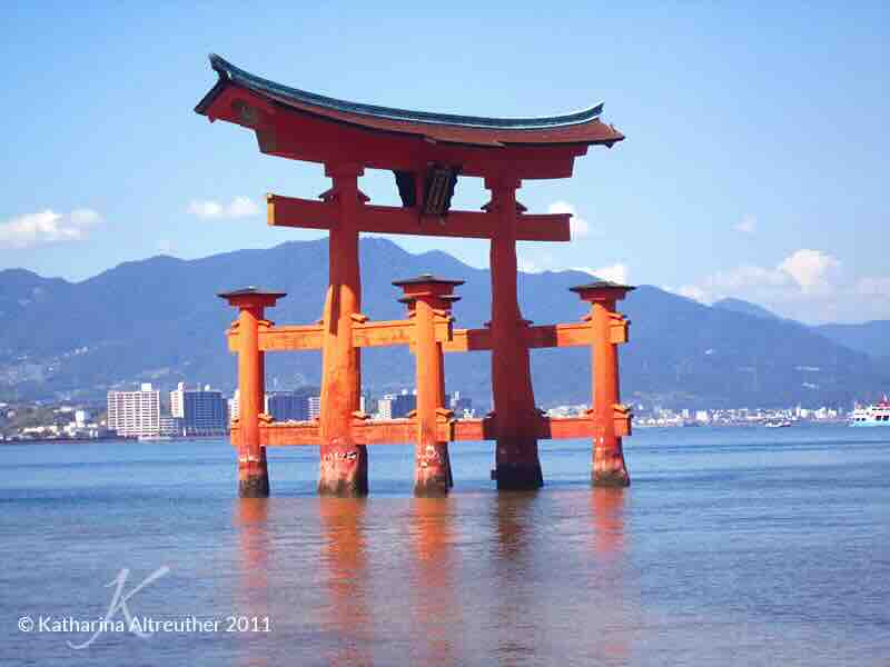 Das Torii beim Itsukushima-Schrein bei Flut