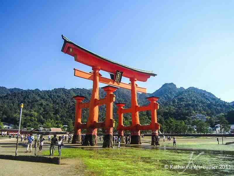 Das Torii beim Itsukushima-Schrein bei Ebbe