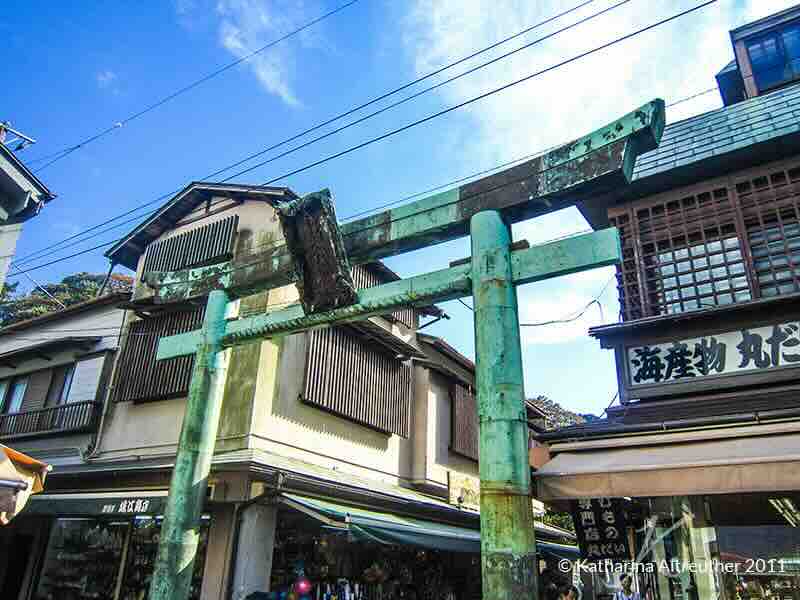 Torii am Anfang der Hauptstraße in Enoshima