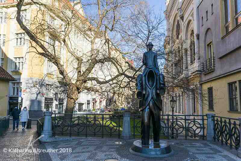 Franz Kafka Denkmal vor der Spanischen Synagoge Franz Kafka Denkmal vor der Spanischen Synagoge