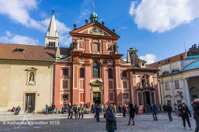 Die St. George's Basilika auf der Prager Burg