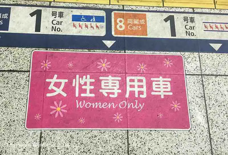 Hinweisschild zum Frauenwagon am Boden auf dem Bahnsteig