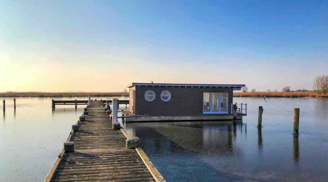 Schwimmende Suiten im Naturhafen Krummin – Luxuriös schlafen auf dem Wasser