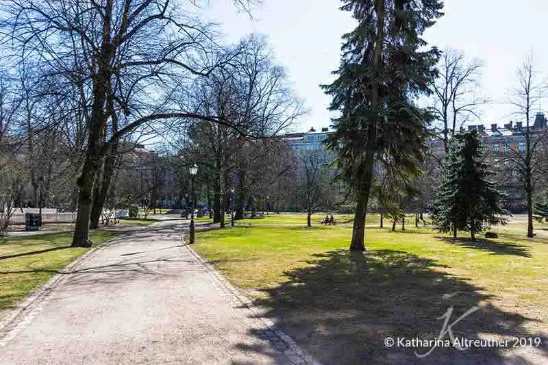 Der Park vor der Alten Kirche in Helsinki