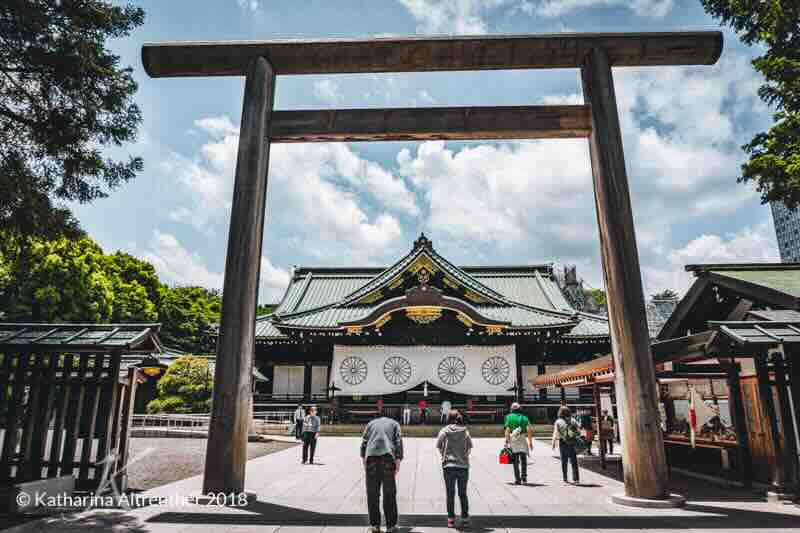 Das Chūmon Torii mit der Haupthalle des Yasukuni-Schreins