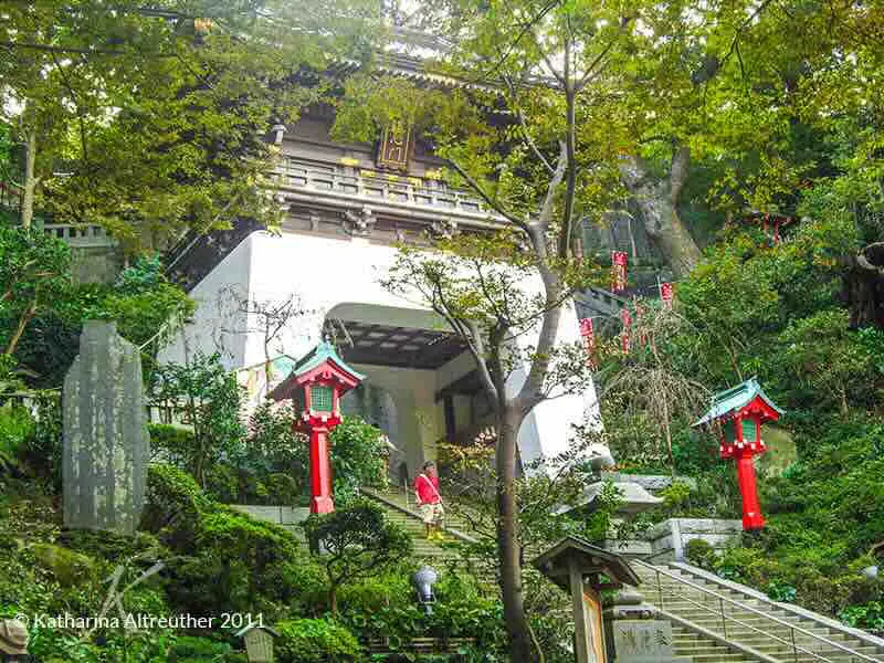 Japanische Drachen - Torgebäude des Schreins auf Enoshima
