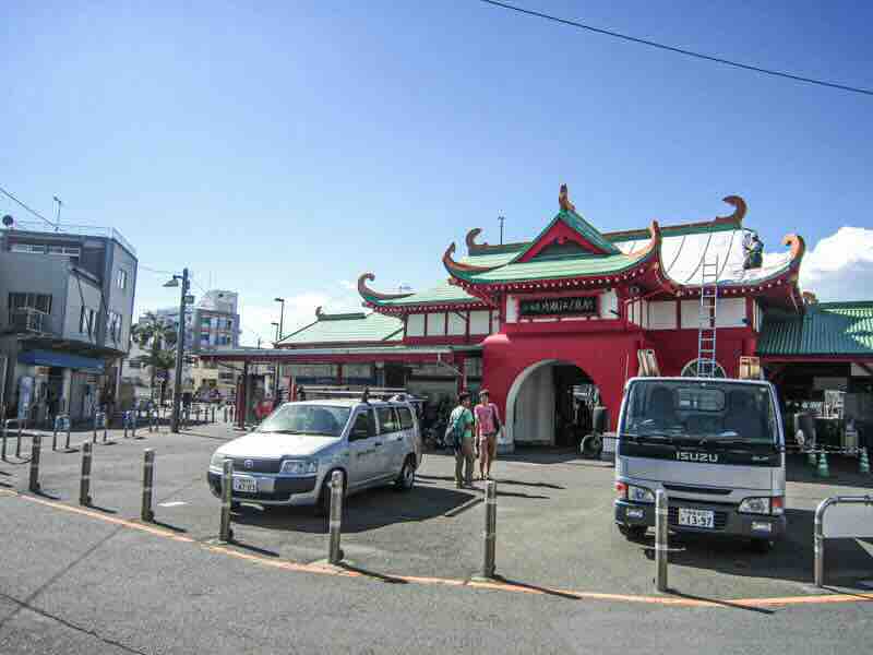 Japanische Drachen - Der Bahnhof von Enoshima