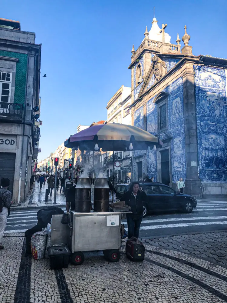 Porto im Herbst: Maronenverkäuferin an der Chapel of Souls