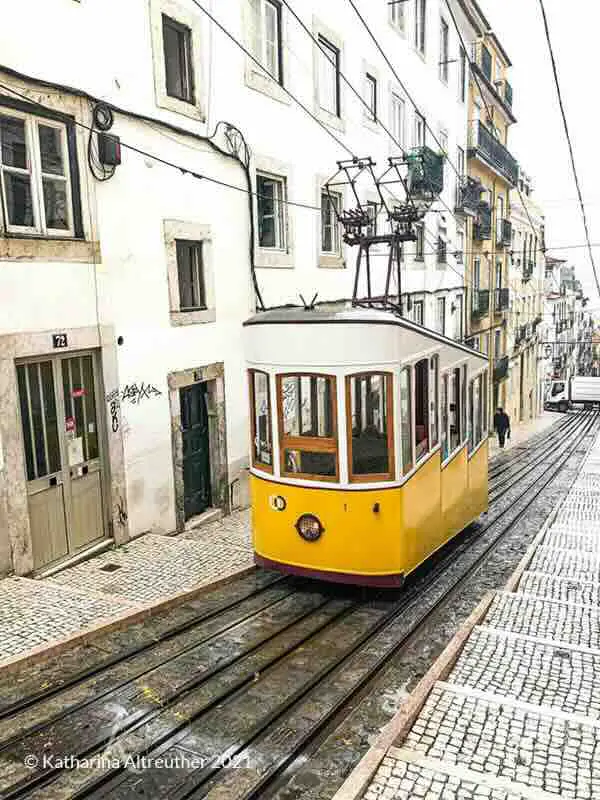 Lissabon Highlights: Straßenbahn 28 in Lissabon
